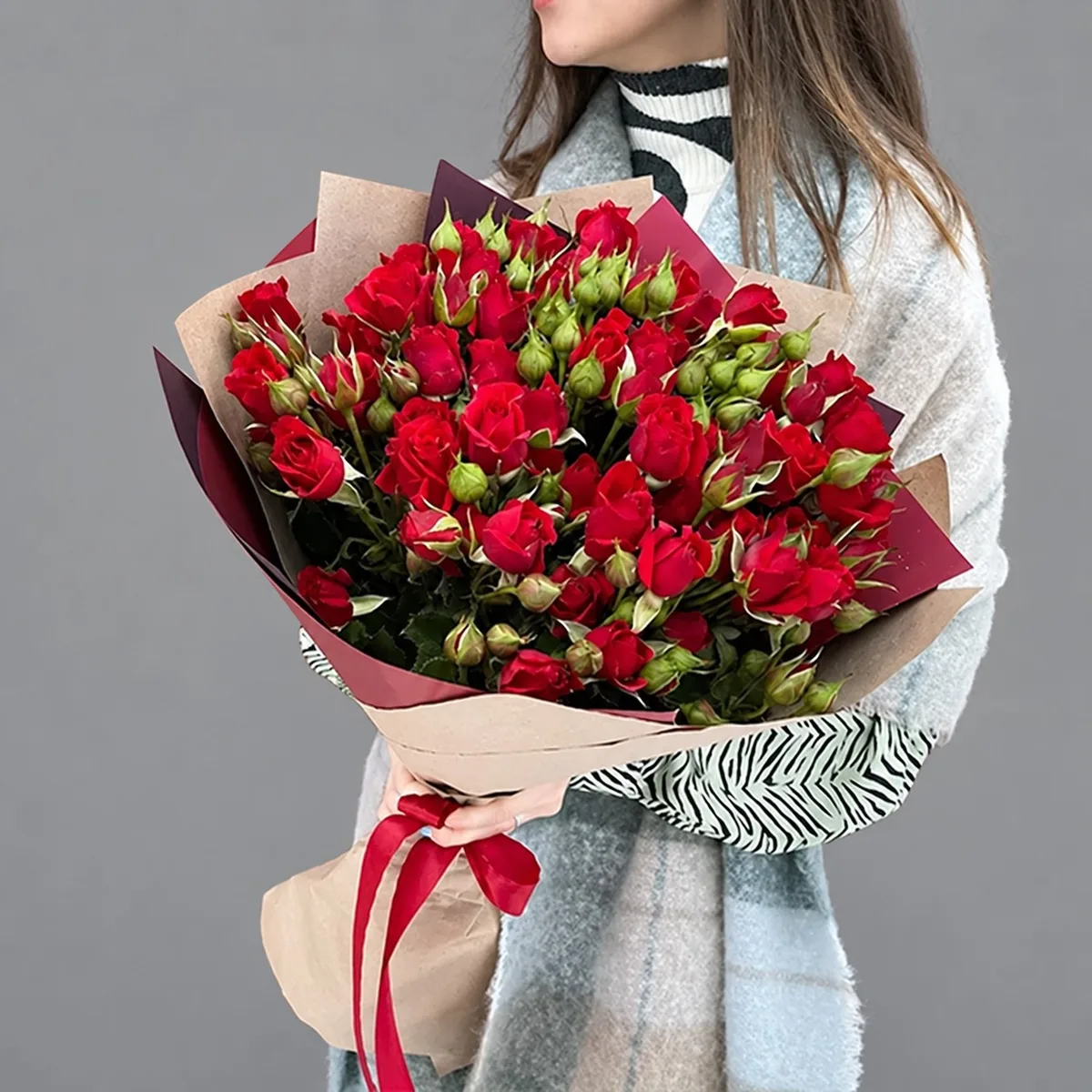 Букет из 15 красных кустовых роз