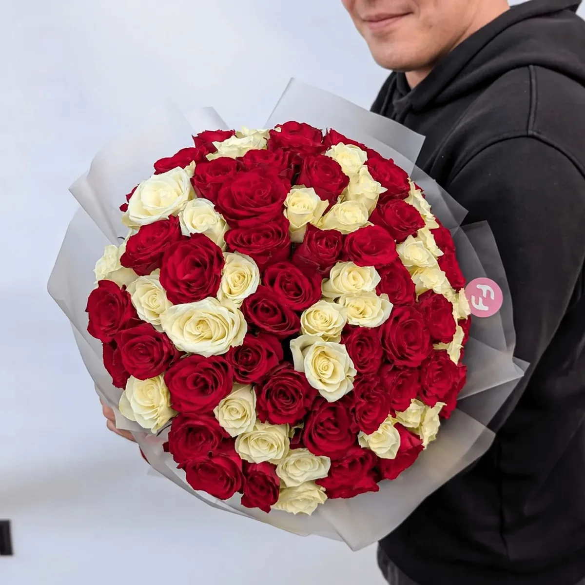 Букет из 75 красных и белых роз