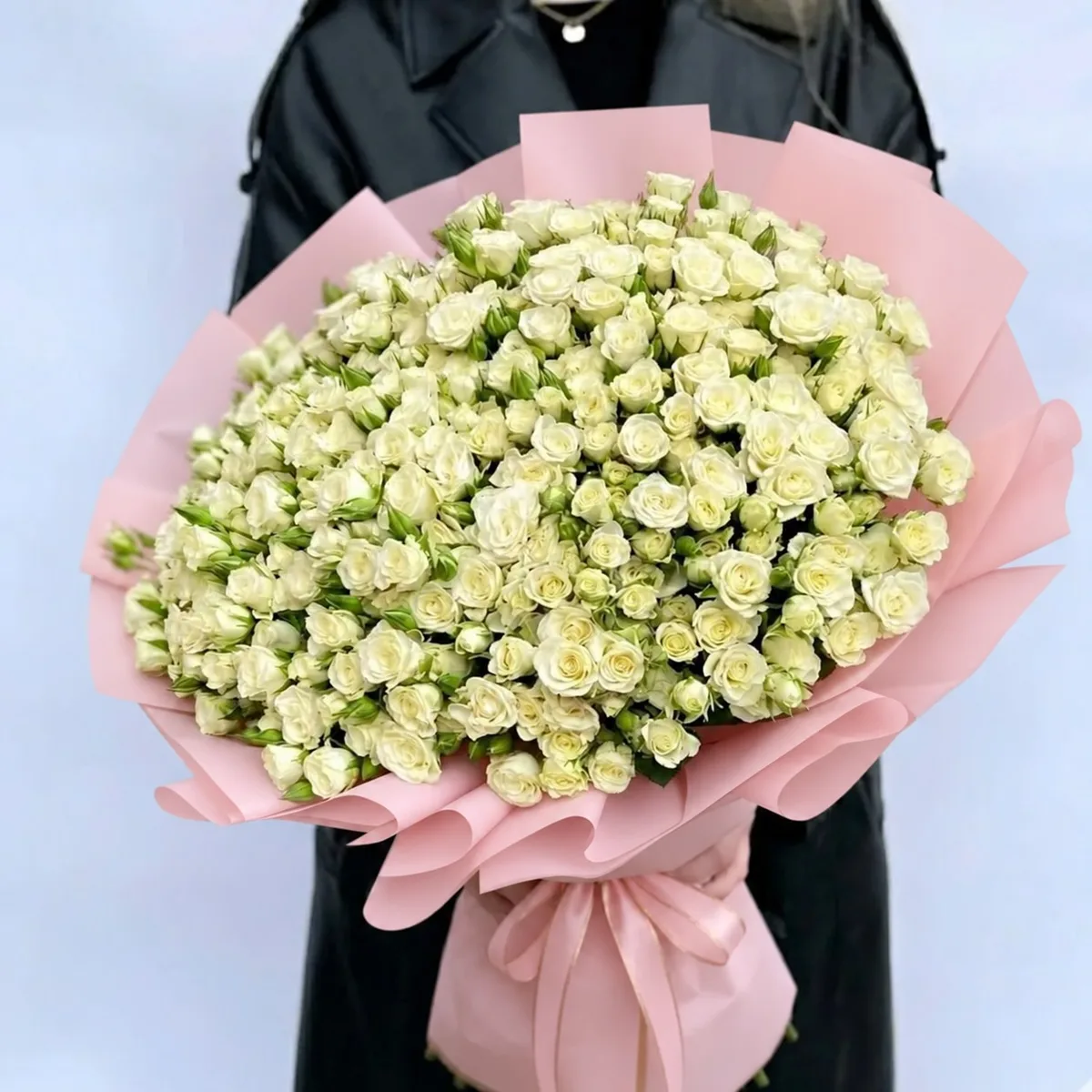 Букет из 101 белой кустовой розы